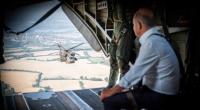 Olaf Scholz blickt aus einem Bundeswehr-Hubschrauber.