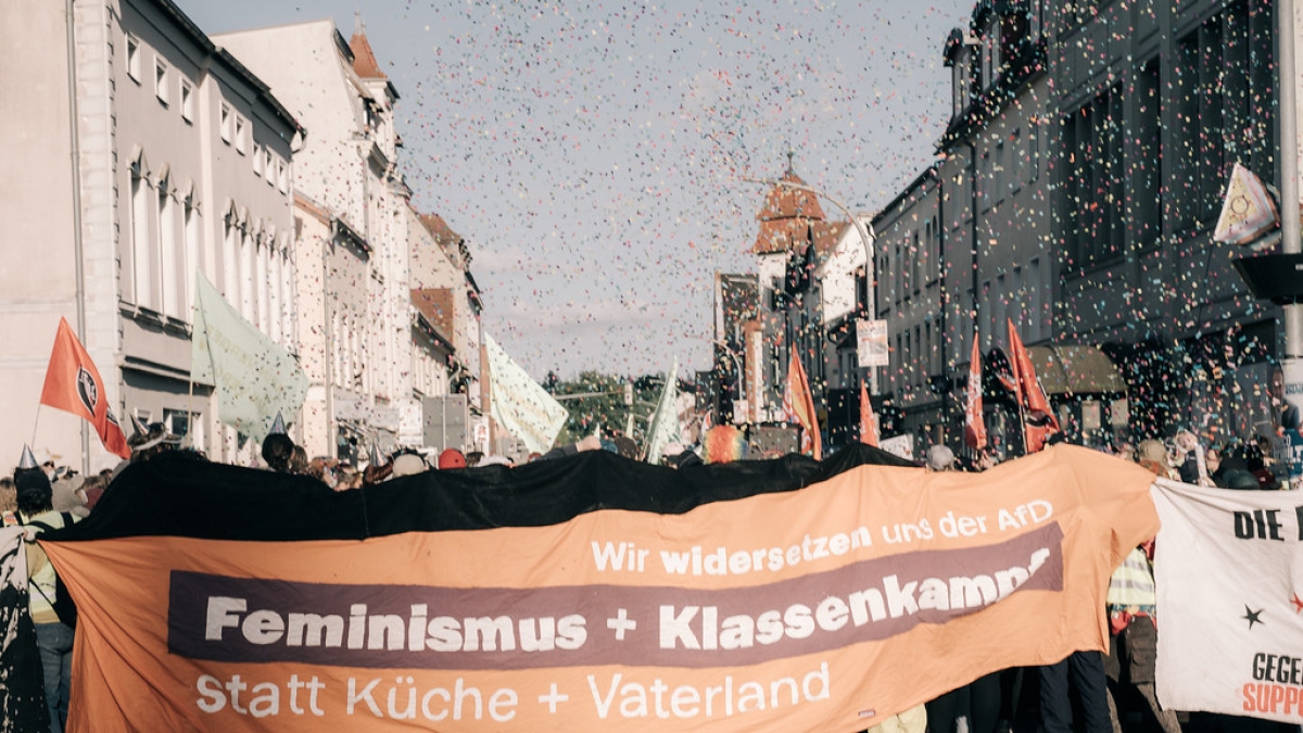 Das Büdnis "widersetzen" protestiert auf den Straßen gege die AfD. (09.05.2025) (Foto)