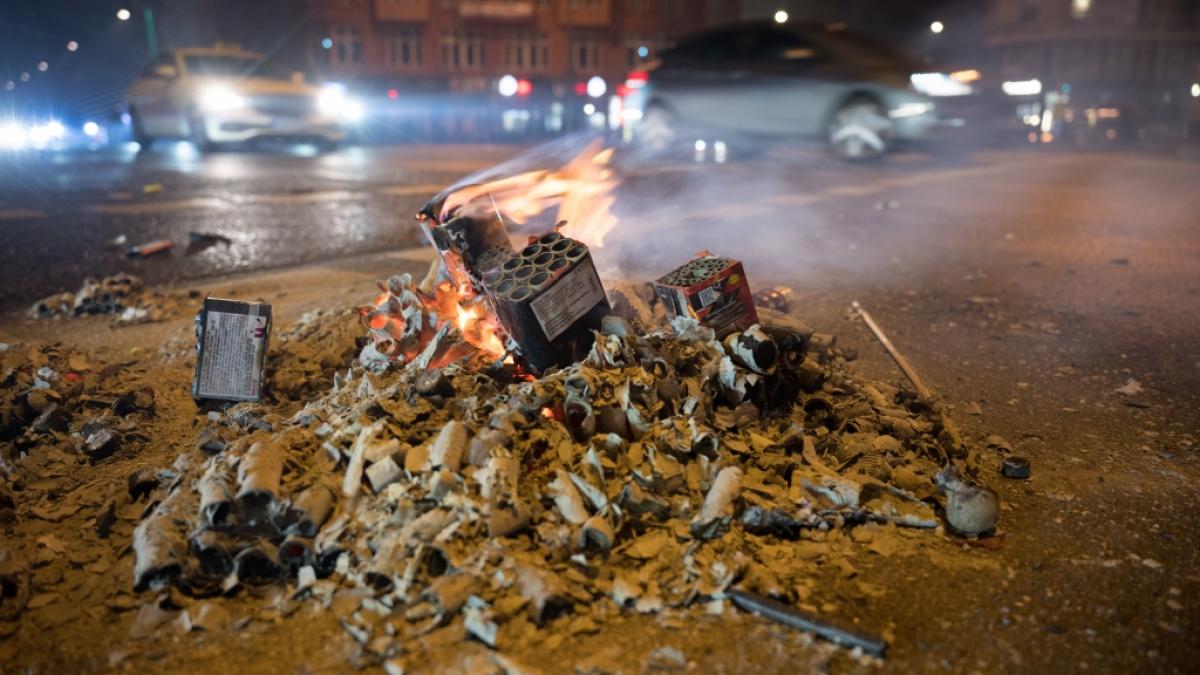 Die Berliner Polizei hat ein erstes Fazit der Silvesternacht gezogen: Neben Hunderten Festnahmen gab es mehrere verletzte Einsatzkr&auml;fte. (Foto)