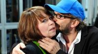 Ein Filmstar zum Knutschen: Schauspielerin Marie Gruber wird von ihrem Kollegen Milan Peschel geherzt.