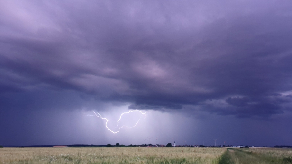Der DWD hat eine Gewitter-Warnung herausgegeben (Symbolbild). (Foto)