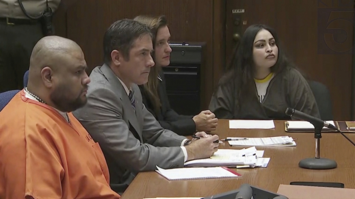 Das Videostandbild zeigt Isauro Aguirre (l) und Sinthia Fernandez (r) w&auml;hrend ihrer Strafma&szlig;verk&uuml;ndung im Gerichtssaal. Aguirre, der den acht Jahre alten Sohn seiner Freundin zu Tode qu&auml;lte, ist in Kalifornien zum Tod verurteilt worden. (Foto)