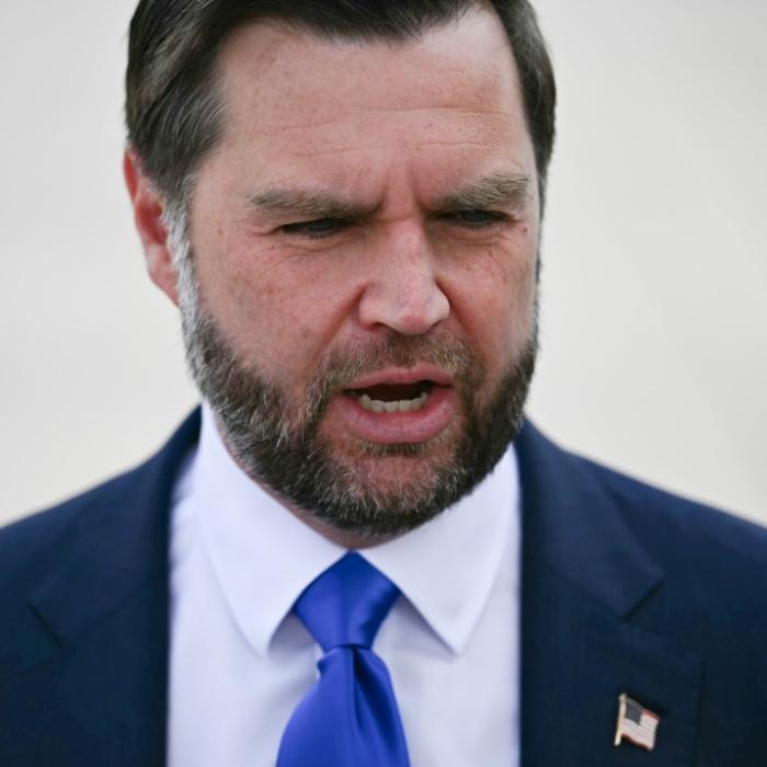 Gelangweilte Gesichter, leere Reihen – Auftritt des Trump-Vize wird zur Blamage