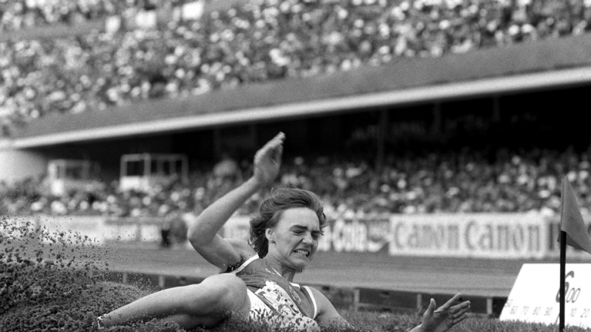 Die 18-j&auml;hrige Weitspringerin Heike Daute (sp&auml;ter Drechsler) gewinnt bei den Leichtathletik-Weltmeisterschaften 1983 in Helsinki die Frauen-Konkurrenz mit 7,27 m und h&auml;lt immer noch den Stadionrekord. (Foto)