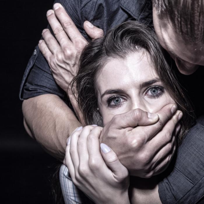 Frau von 6 Männern tagelang missbraucht