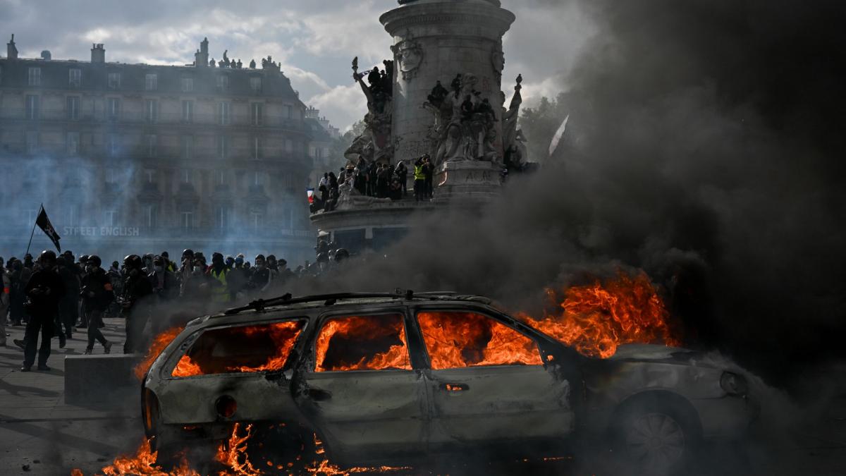 Auf dem Place de la R&eacute;publique brennt ein Auto, w&auml;hrend es zu Zusammenst&ouml;&szlig;en zwischen Demonstranten und Polizeikr&auml;ften kommt. (Foto)