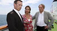 Pfarrer Robert (Michael Roll, l.) sorgt an Bord des 