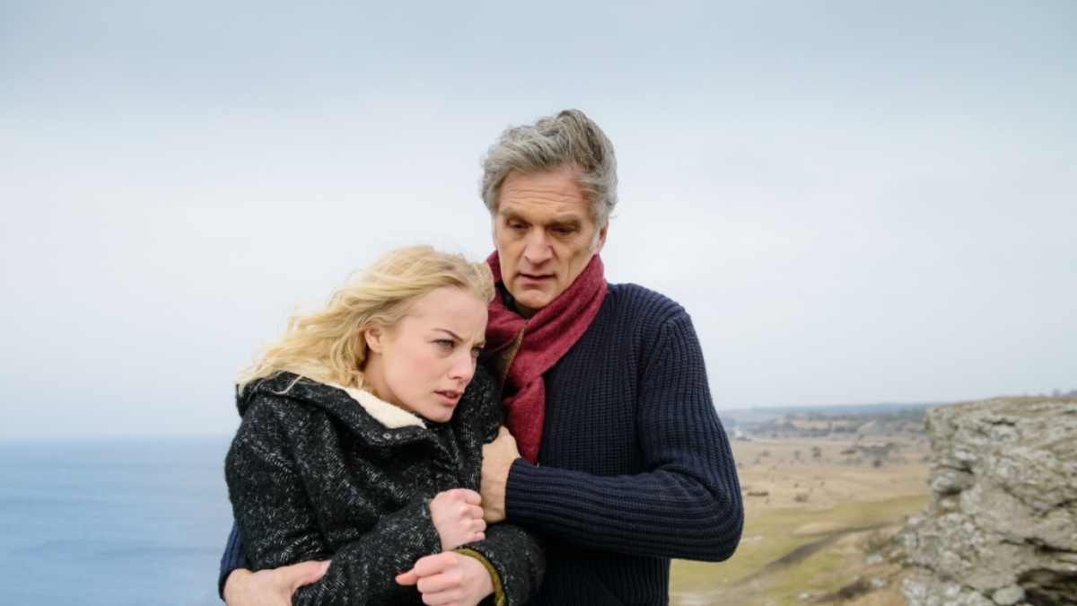 Kommissar Robert Anders (Walter Sittler) h&auml;lt Elsa Nor&eacute;n (Ida Engvoll) vom Selbstmord ab. (Foto)