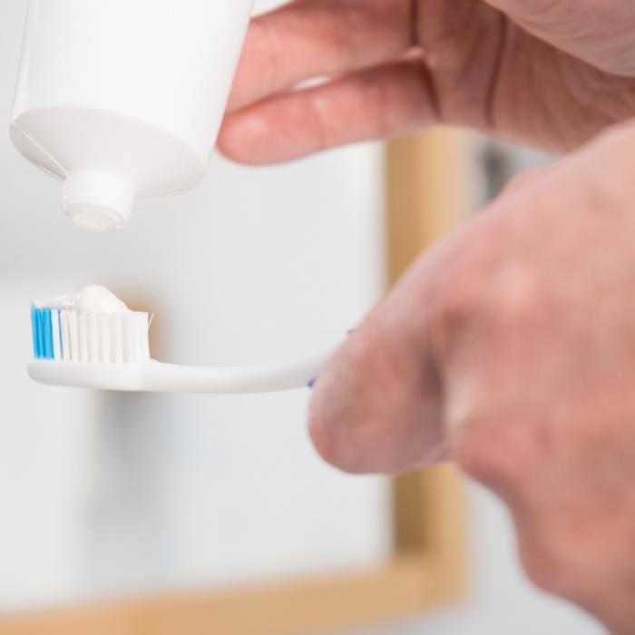Kritische Inhaltsstoffe für empfindliche Zähne! Diese Zahnpasten fallen durch