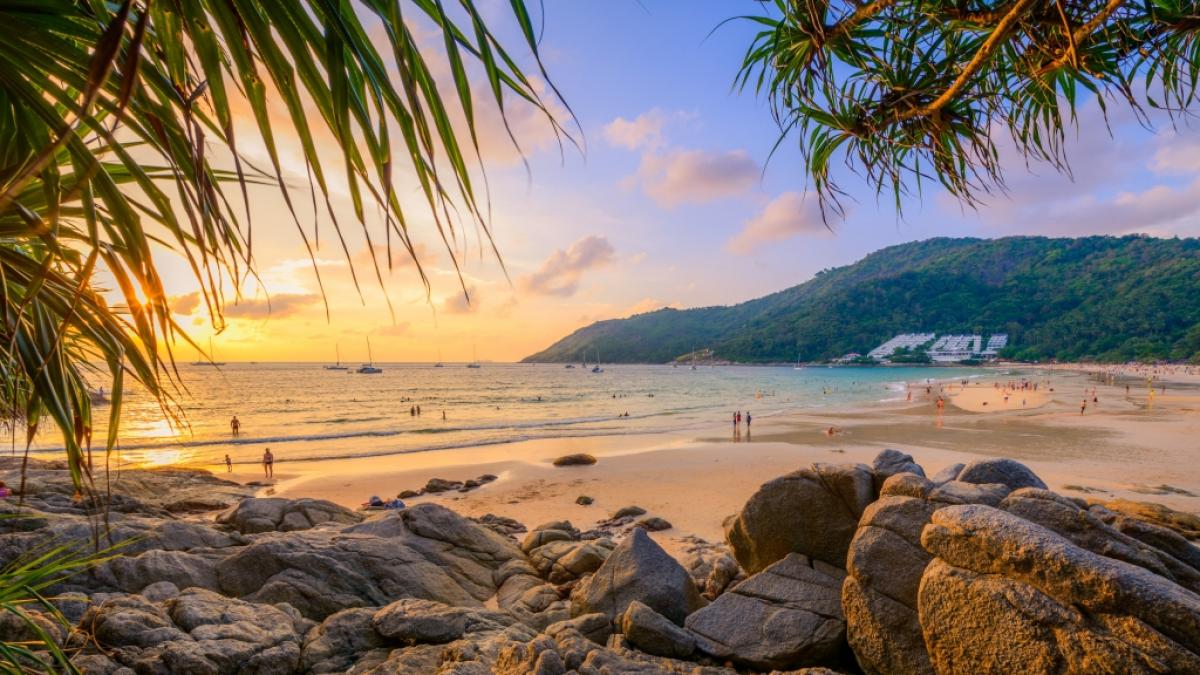Traumkulissen wie am Nai Harn Beach lassen Sie einen wunderbar entspannten Urlaub auf Phuket erleben. (Foto)