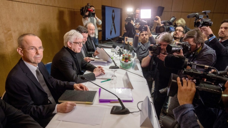 Günter Lubitz (l), Vater des Germanwings-Co-Piloten des in den Alpen abgestürzten Flugzeugs, sitzt am 24.03.2017 in Berlin bei einer Pressekonferenz.