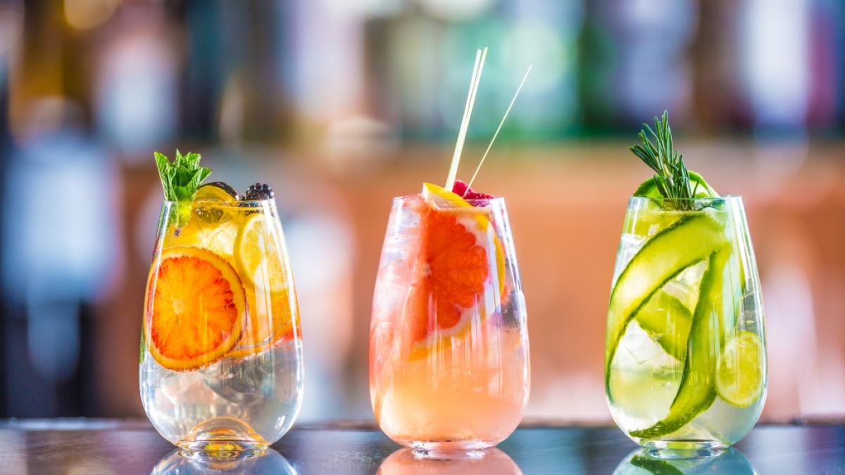 Kreative Cocktails sind in lauen Sommern&auml;chten eine willkommene Erfrischung - doch bisweilen verstecken sich echte Kalorienbomben im Glas. (Foto)