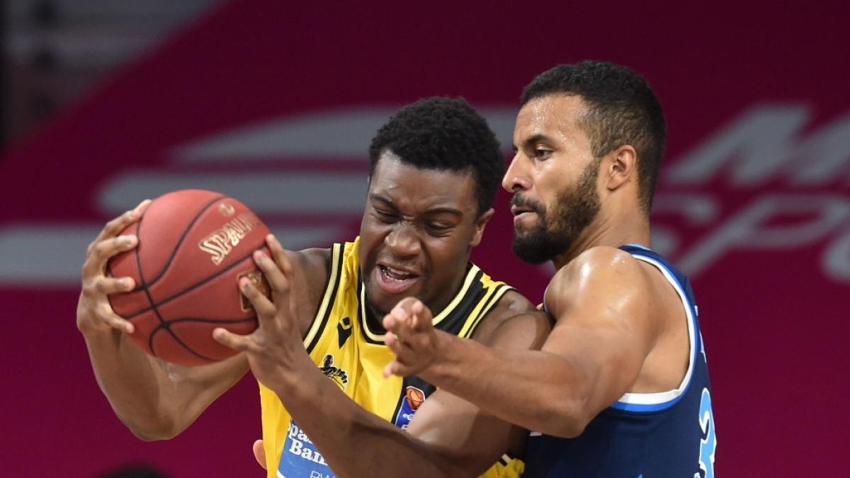 Ariel Hukporti verteidigt den Ball in der Basketball Bundesliga, am 28.06.2020. (Symbolbild) (Foto)