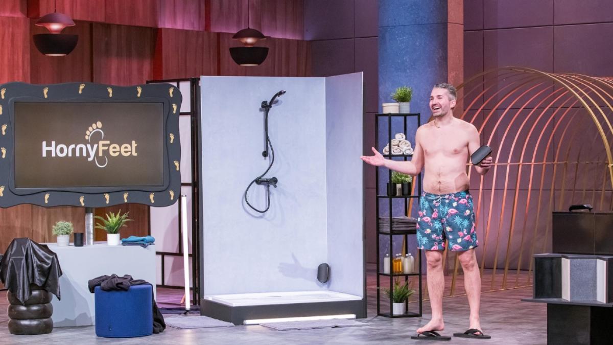 Horny Feet-Gr&uuml;nder&nbsp;Peter Kreitmeir stellt seinen innovativen Dusch-Hornhautentferner in Badehose in der Vox-Show "Die H&ouml;hle der L&ouml;wen" vor. (Foto)