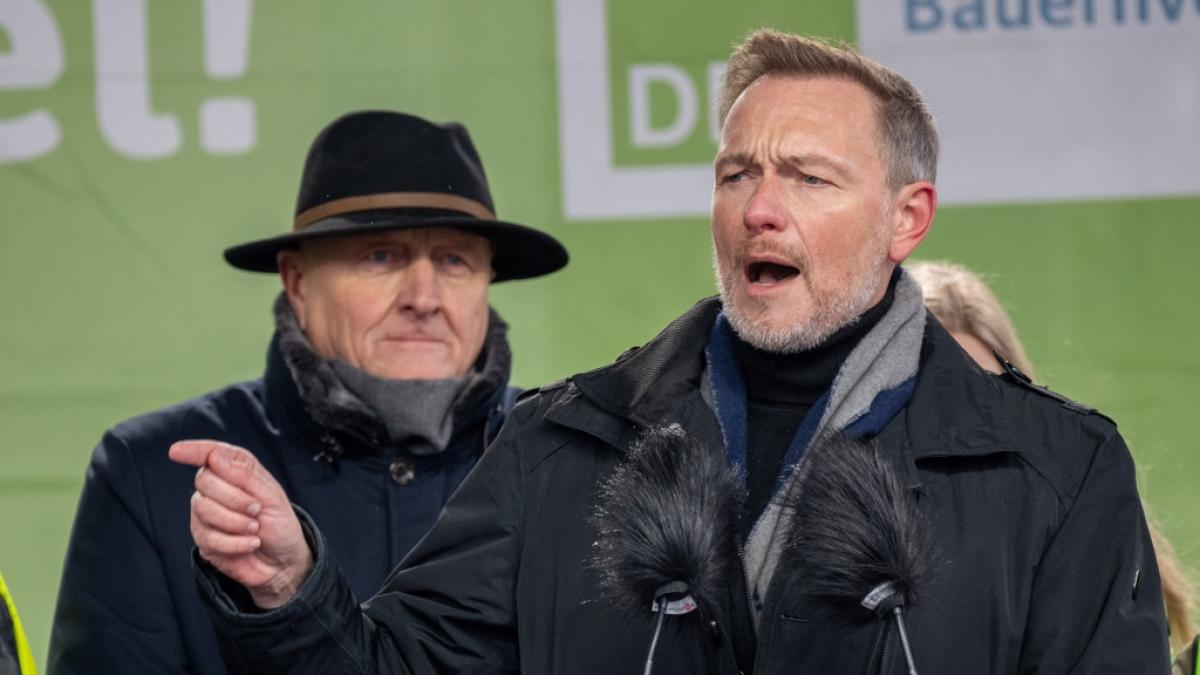 Christian Lindner spricht neben Joachim Rukwied, Pr&auml;sident des Deutschen Bauernverbandes, w&auml;hrend der Kundgebung auf der B&uuml;hne. (Foto)