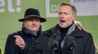 Christian Lindner spricht neben Joachim Rukwied, Präsident des Deutschen Bauernverbandes, während der Kundgebung auf der Bühne.