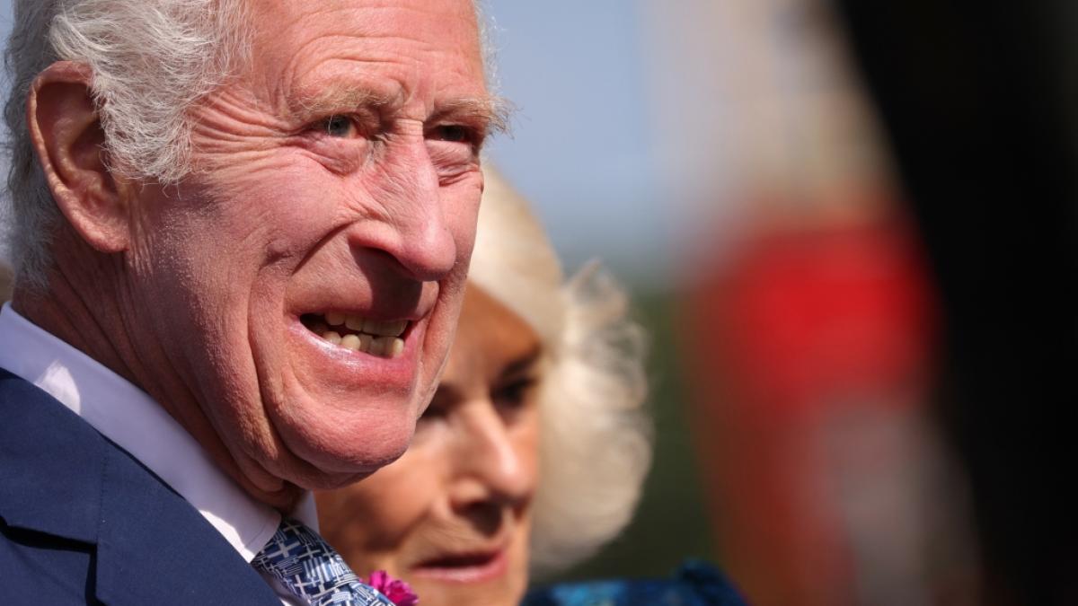 K&ouml;nig Charles III. konnte sich der Knutsch-Attacke im Palast nicht entziehen - K&ouml;nigin Camilla war daran jedoch g&auml;nzlich unbeteiligt. (Foto)