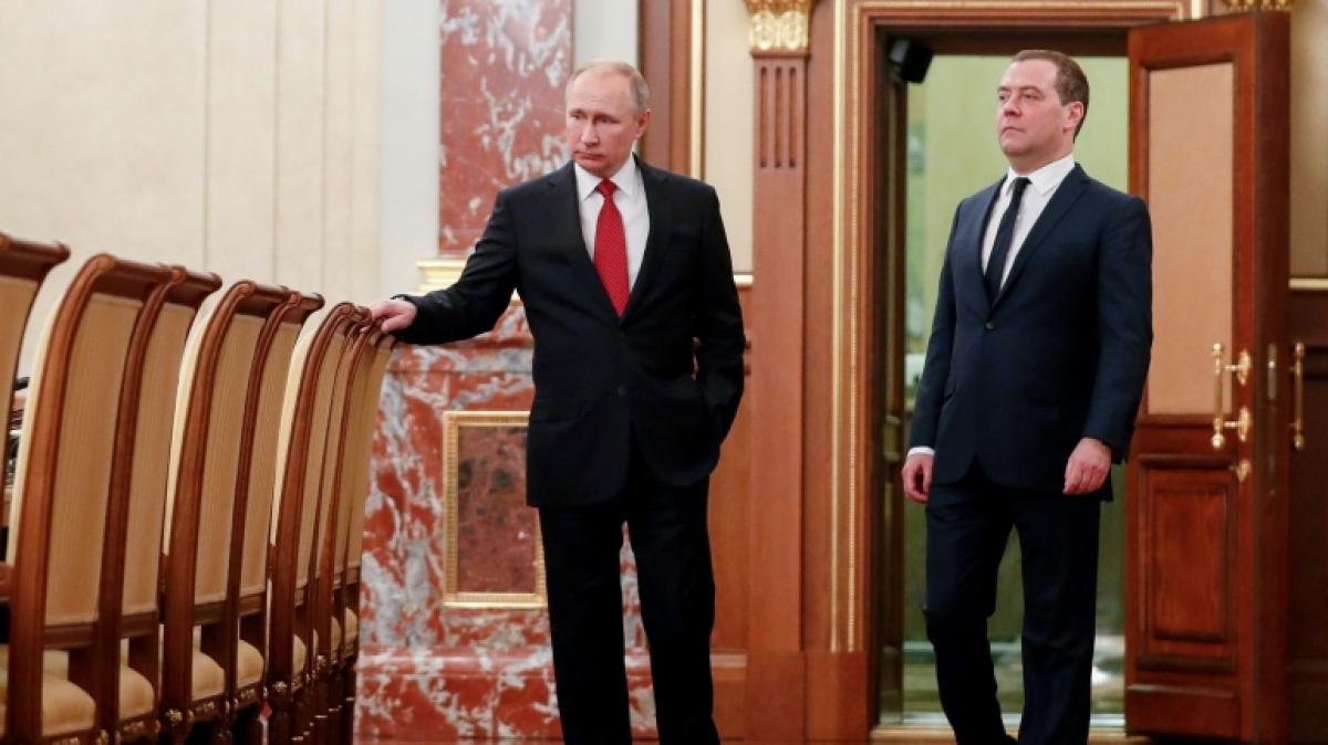Wladimir Putin (links) setzte Dmitri Medwedew als russischen Pr&auml;sident und Ministerpr&auml;sident ein. (Foto)