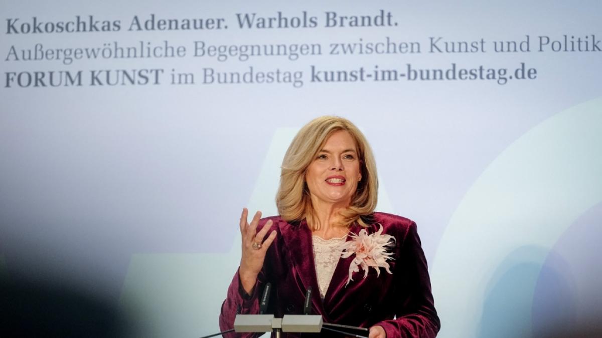 Julia Kl&ouml;ckner spricht bei der Ausstellungser&ouml;ffnung "Kokoschkas Adenauer. Warhols Brandt." im Marie-Elisabeth-L&uuml;ders-Haus. (Foto)