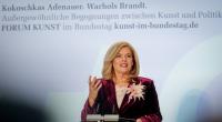 Julia Klöckner spricht bei der Ausstellungseröffnung 