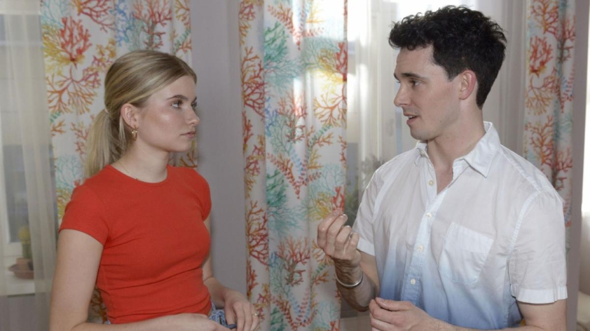 Johanna (Charlott Reschke) und Luis (Marc Weinmann) landen im Bett. (Foto)