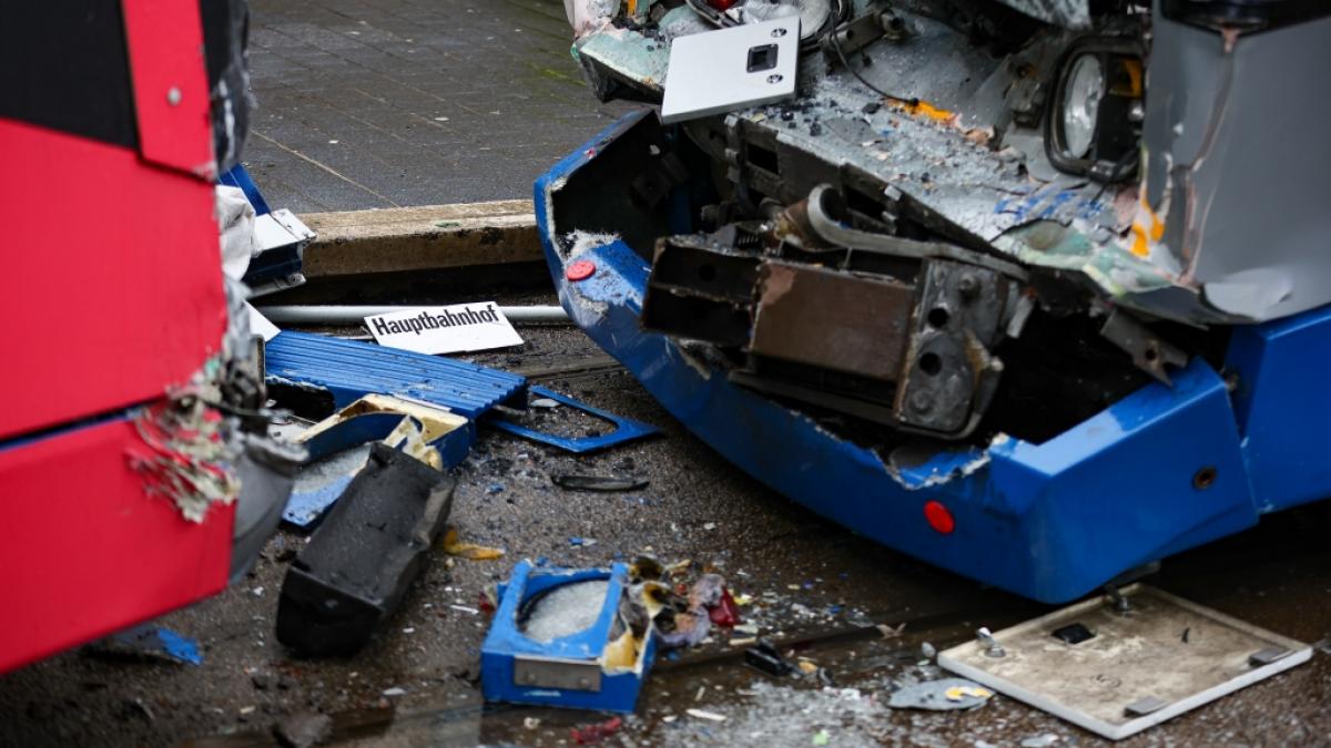 Bei einem Zusammensto&szlig; zweier Stra&szlig;enbahnen in Leipzig wurde jetzt mehrere Personen verletzt. (Foto)
