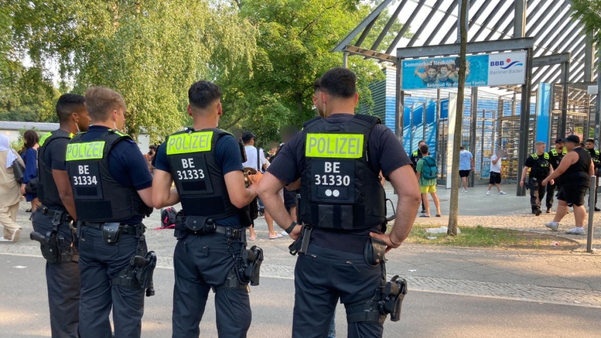 Polizisten stehen vor dem Eingang des Sommerbad in Neuk&ouml;lln. Das Berliner Freibad wird wegen seiner Lage am Columbiadamm auch Columbiabad genannt. (Foto)