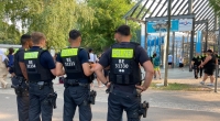 Polizisten stehen vor dem Eingang des Sommerbad in Neukölln. Das Berliner Freibad wird wegen seiner Lage am Columbiadamm auch Columbiabad genannt.
