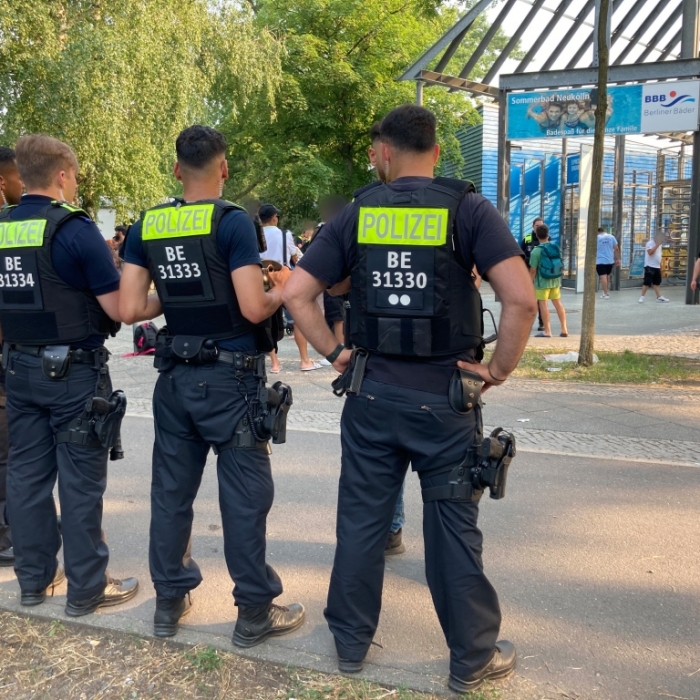 Polizei am Beckenrand! Kapituliert Deutschland vor Gewalt in Freibädern? 
