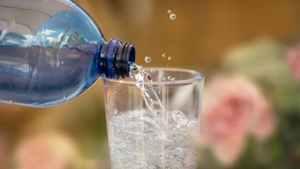 Trinken Sie mindestens zwei bis drei Liter Wasser pro Tag, um sich bei hohen Temperaturen zu erfrischen und Dehydrierung zu vermeiden. (Symbolfoto) (Foto)
