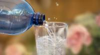 Trinken Sie mindestens zwei bis drei Liter Wasser pro Tag, um sich bei hohen Temperaturen zu erfrischen und Dehydrierung zu vermeiden. (Symbolfoto)
