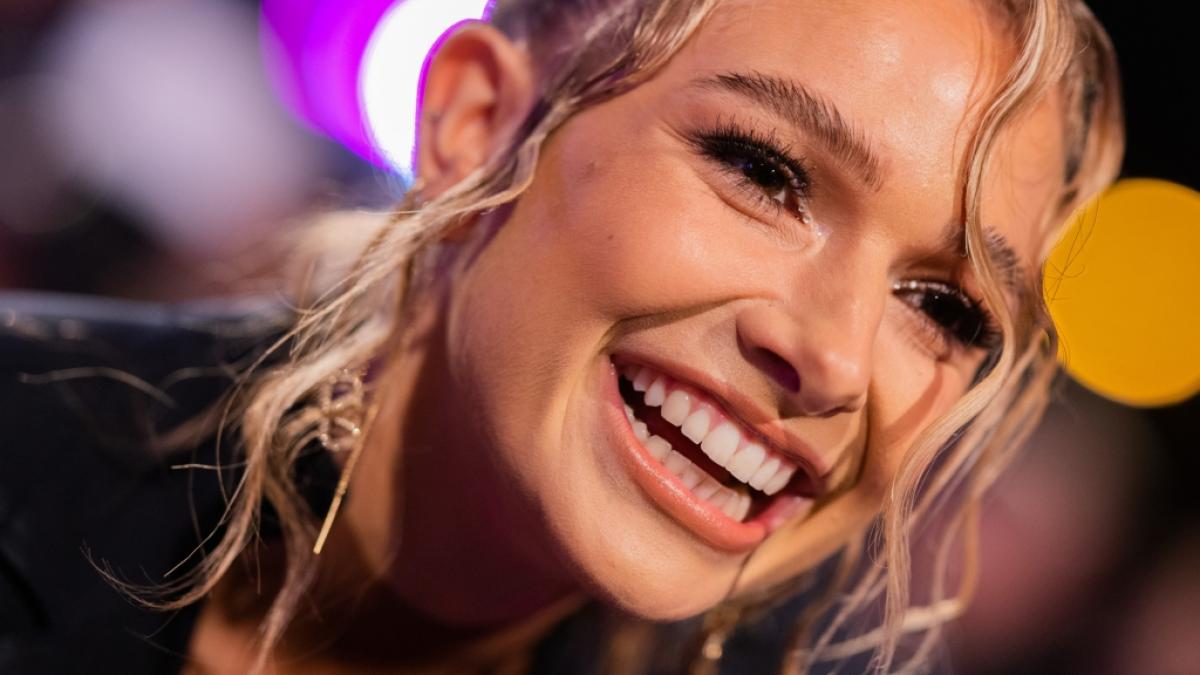 Lola Weippert durfte f&uuml;r Hunkem&ouml;ller &uuml;ber den Laufsteg schreiten. (Foto)