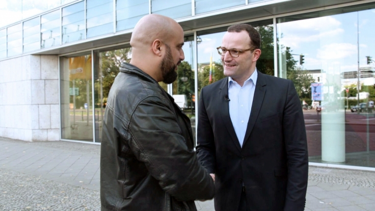 Auch CDU-Staatssekretär Jens Spahn stellt sich dem Gespräch mit Comedian Abdelkarim.