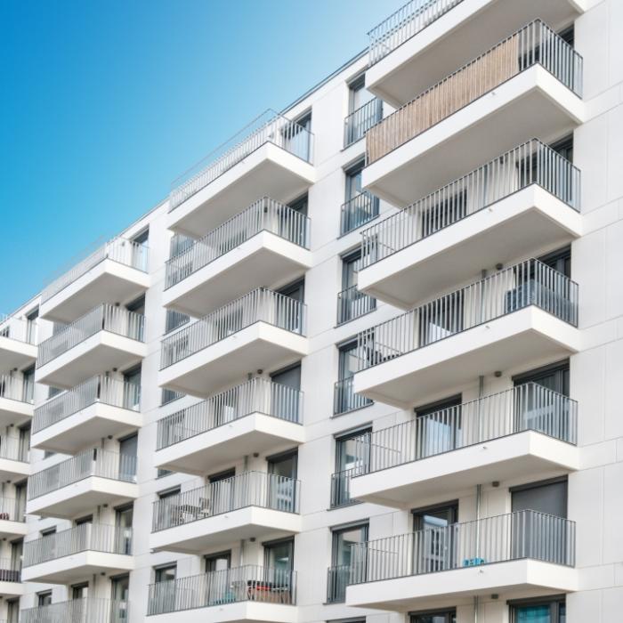 Mutter schmeißt Neugeborenes von Balkon - Junge tot