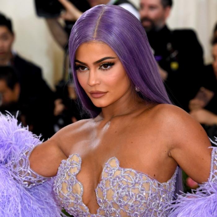 Busen-Traum! Dieser Bikini ist zu klein für ihre prallen Kurven