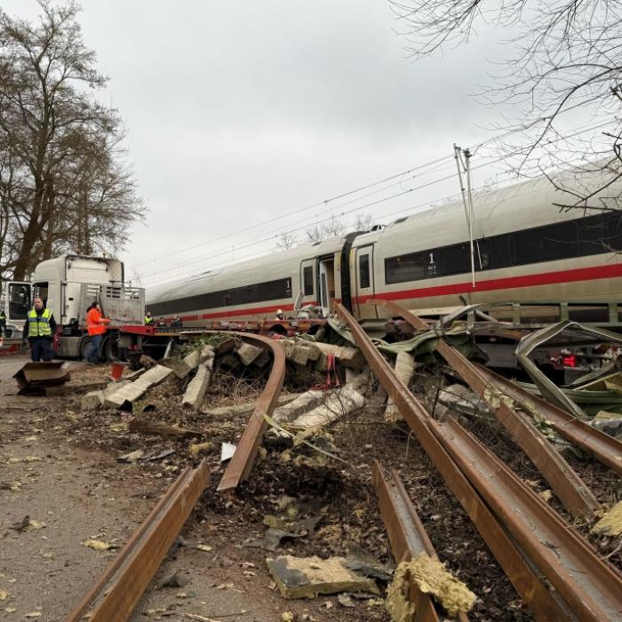 Zug nach ICE-Unfall weggeschleppt - Ermittlungen gegen Lkw-Fahrer