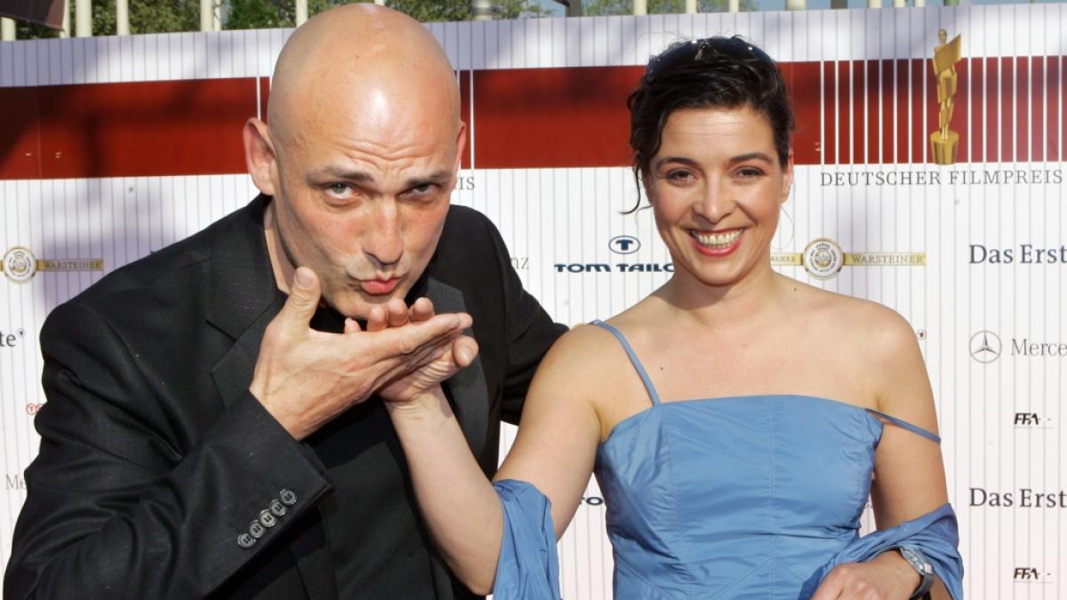 Schauspieler Leon Boden, hier 2006 mit seiner damaligen Freundin Birgit Hass bei einer Preisverleihung, ist im Alter von 61 Jahren unverhofft gestorben. (Foto)