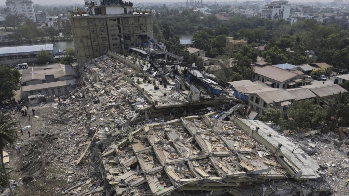 Das schwere Erdbeben der St&auml;rke 7,7 hat in Myanmar mehr als 3.300 Menschenleben gefordert und unz&auml;hlige Bauwerke wie die hier in Schutt und Asche liegende "Sky Villa" in Mandalay zerst&ouml;rt. (Foto)