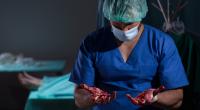 Nach dem Tod einer 22-jährigen Patientin muss sich eine Ärztin aus Russland vor Gericht verantworten (Symbolbild).