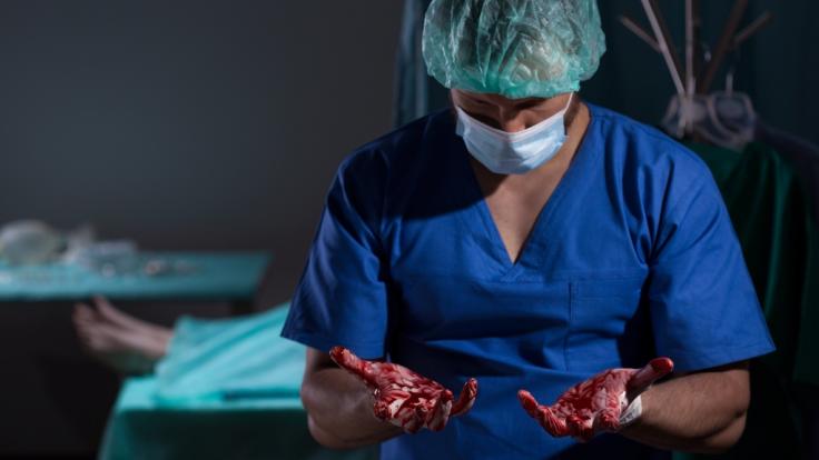Nach dem Tod einer 22-jährigen Patientin muss sich eine Ärztin aus Russland vor Gericht verantworten (Symbolbild).