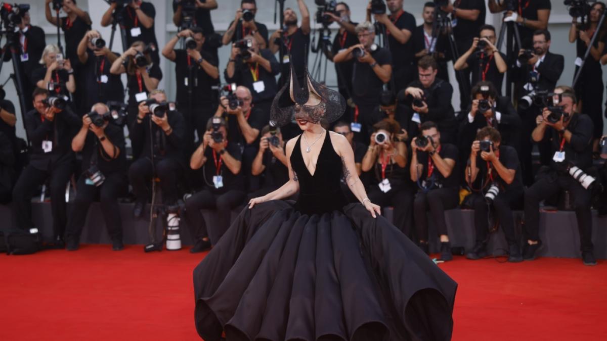 Lady Gaga posiert bei ihrer Ankunft zur Premiere des Films "Joker: Folie A Deux" w&auml;hrend der 81. Ausgabe der Filmfestspiele von Venedig. (Foto)