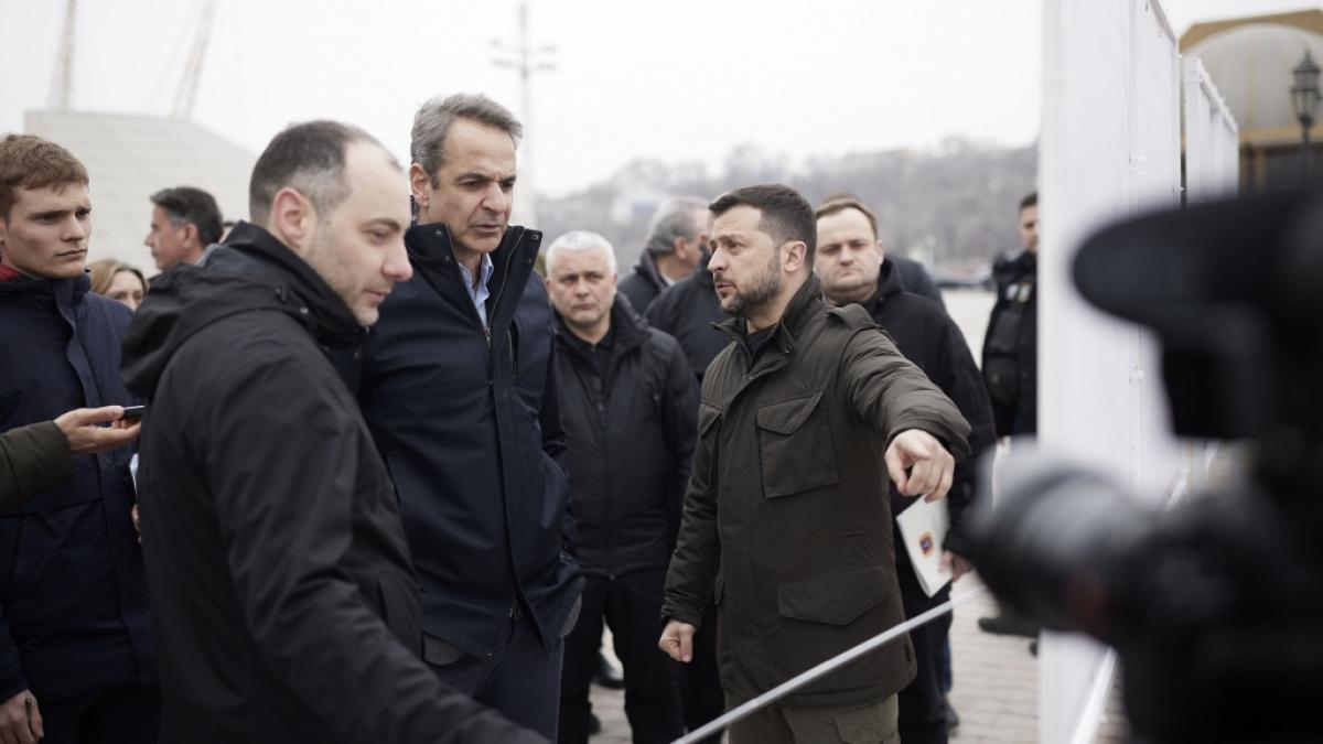 Wolodymyr Selenskyj (re.), Pr&auml;sident der Ukraine, und Kyriakos Mitsotakis (Mitte), Ministerpr&auml;sident von Griechenland, besuchen die s&uuml;dukrainische Hafenstadt Odessa. (Foto)