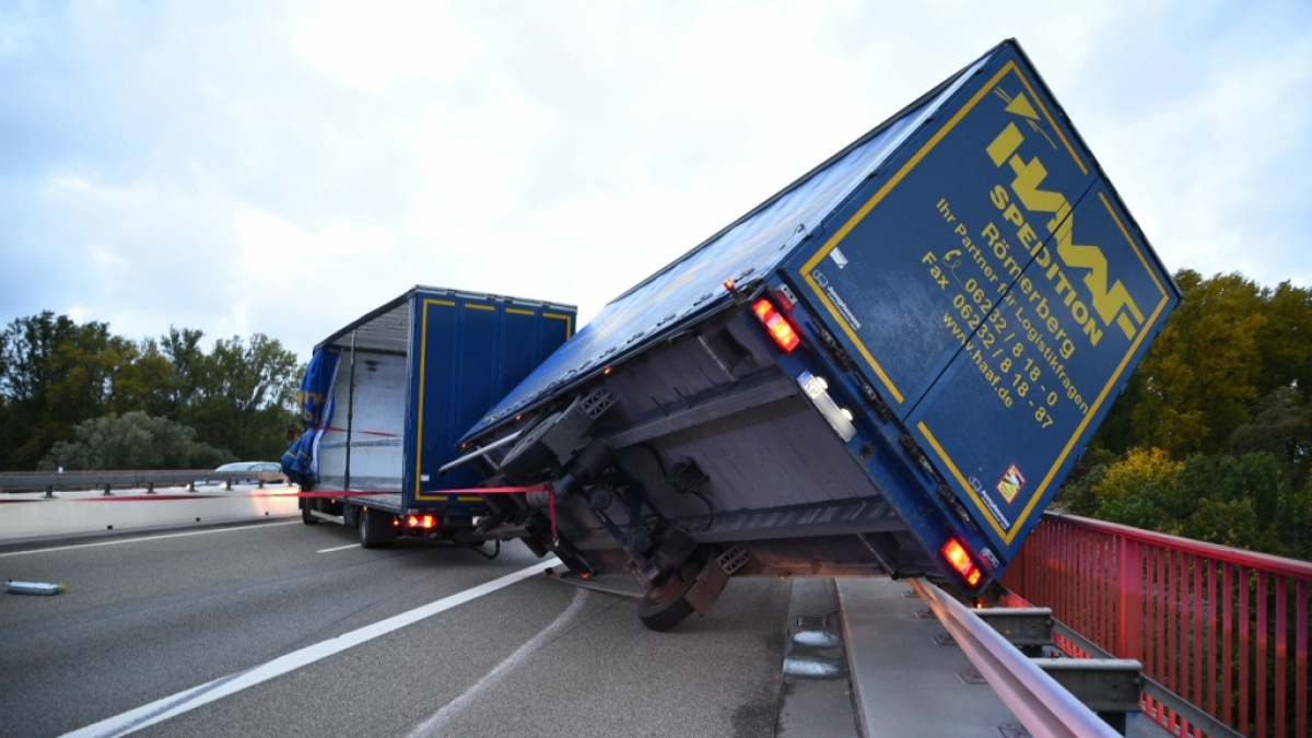 Auf der Rheinbr&uuml;cke in Speyer wurde ein Lkw offenbar von den Sturmb&ouml;en umgeworfen. (Foto)
