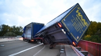 Auf der Rheinbrücke in Speyer wurde ein Lkw offenbar von den Sturmböen umgeworfen.