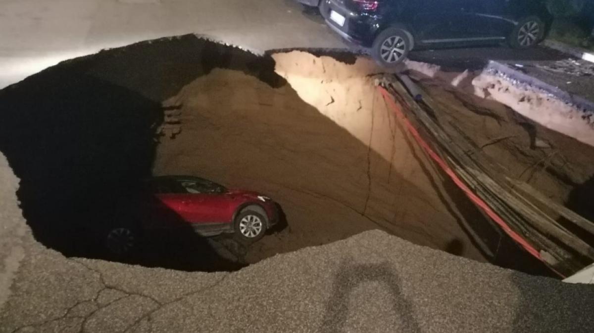 Ein riesiges Erdloch hat in Rom die Stra&szlig;e aufgerissen und zwei Autos verschlungen. (Foto)