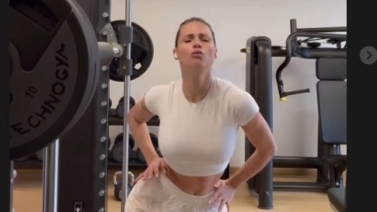 Kurioser Tanz an der Langhantel-Stange: So macht das Workout sichtlich Spa&szlig;. (Foto)