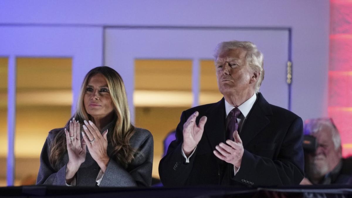 Donald Trump, rechts, und Melania Trump sehen sich vor Amtseinf&uuml;hrung ein Feuerwerk im Trump National Golf Club in Sterling, Virginia, an. (Foto)