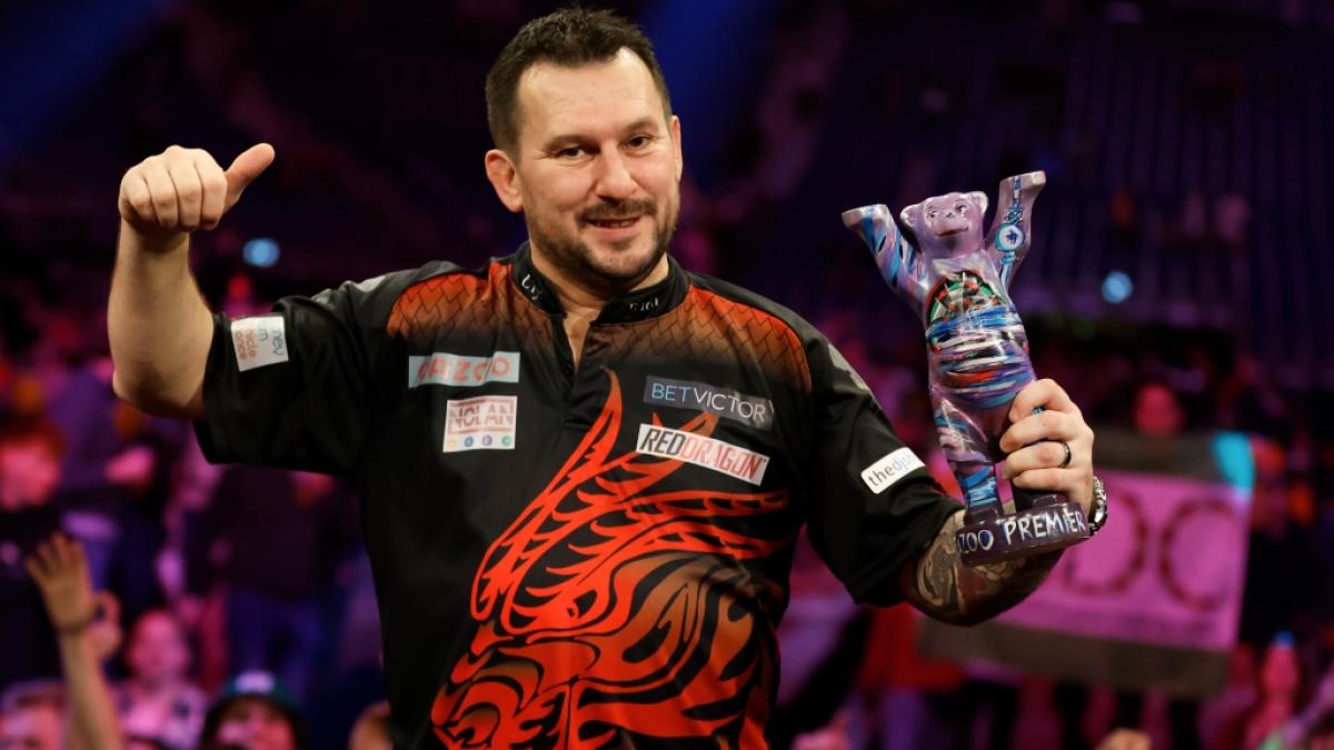Ein bunter Berliner B&auml;r f&uuml;r den Sieger an Tag 9: Jonny Clayton hat in der deutschen Hauptstadt das Tagesfinale der Premier League of Darts 2023 f&uuml;r sich entschieden. (Foto)