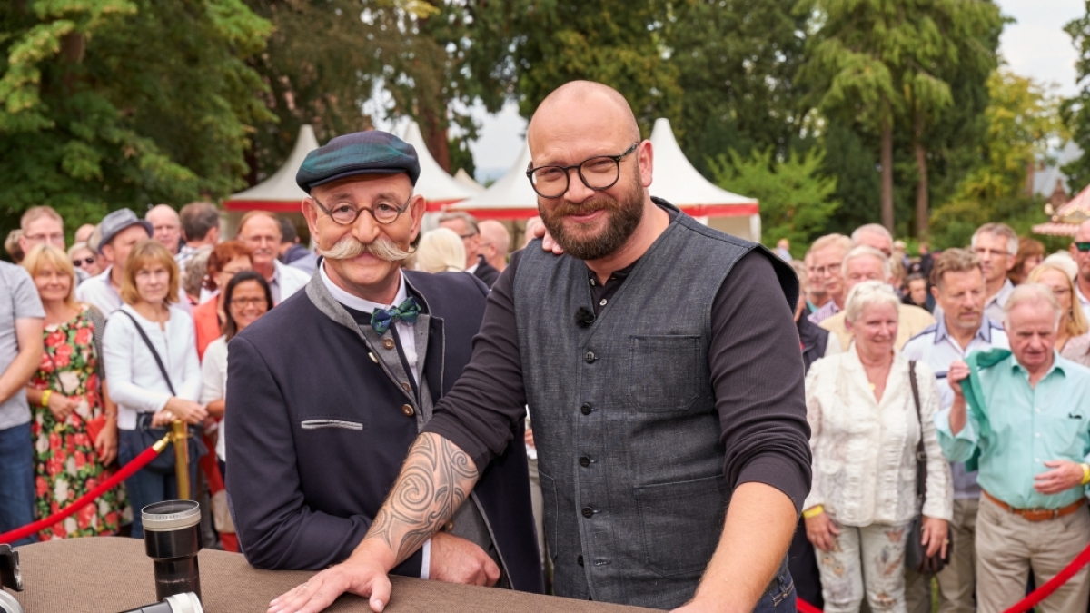 Experte Sven Deutschmanek mit dem "Bares f&uuml;r Rares"-Moderator Horst Lichter. (Foto)