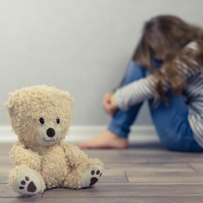 Mann missbraucht Mädchen bis zur Ohnmacht - Freundin schaut zu